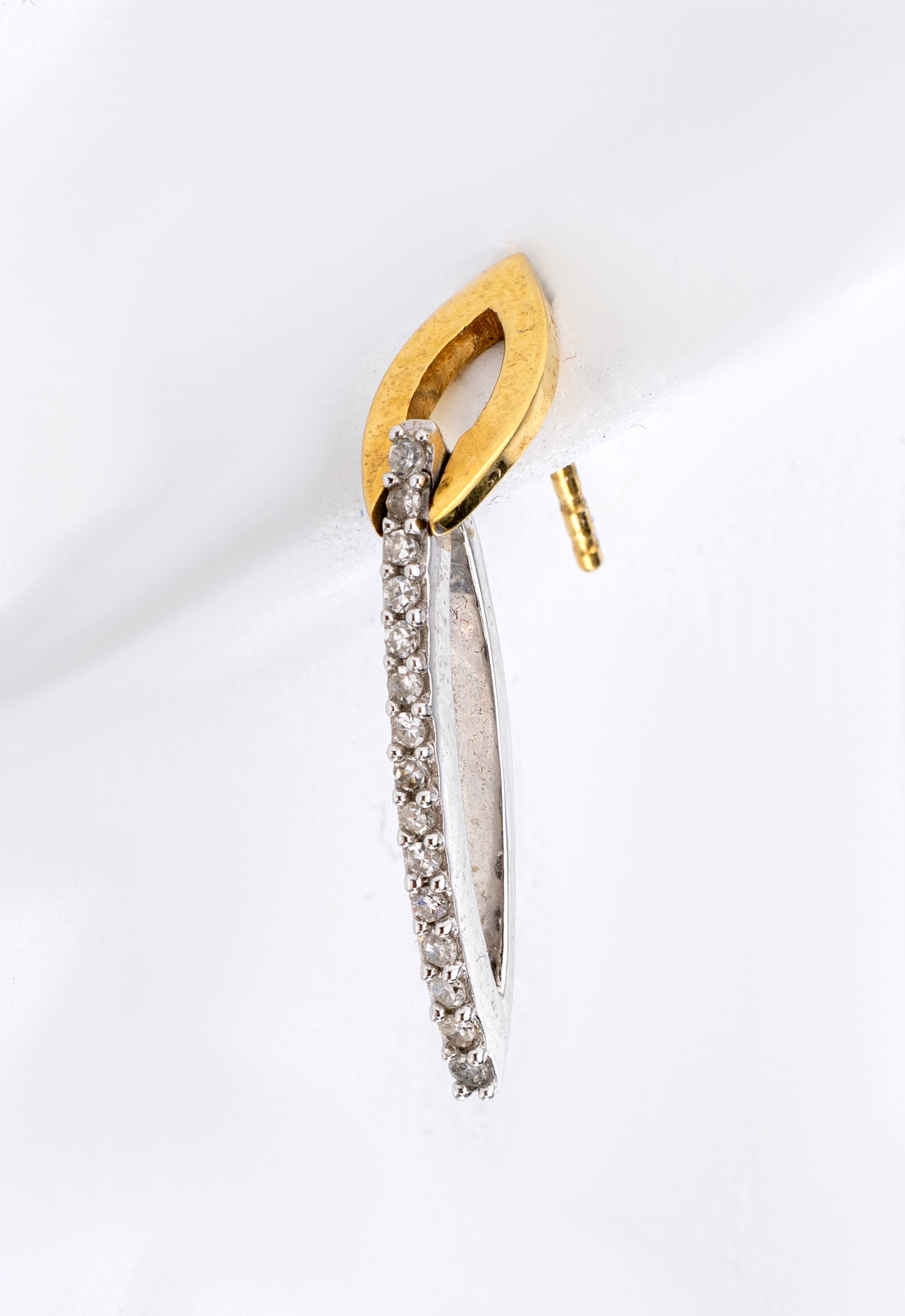 Detail a: Paar 18 kt Gold Diamant-Ohrstecker, WG/GG 750/000, länglich bewegl., 30 8/8-Diamanten zus. ca. 0.15 ct Weiß/si-p, L. ca. 3 cm, ca. 4.3 g