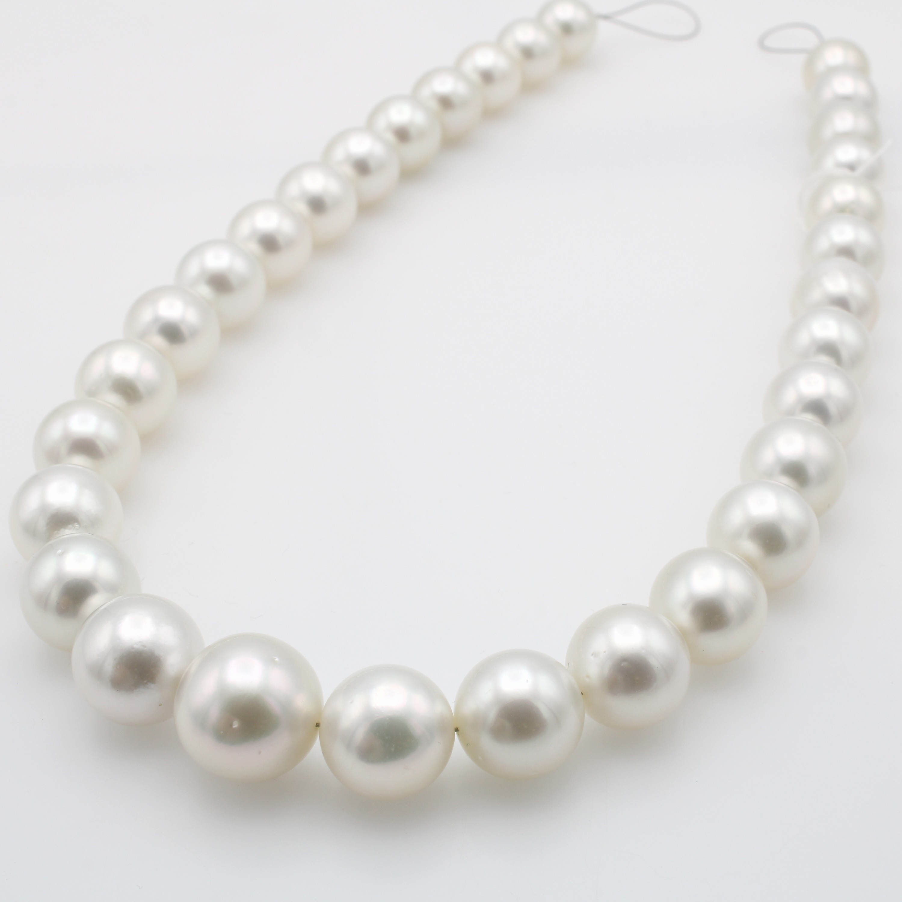 Image 27049993 - Südseezuchtperlstrang, im Verlauf gearb., weiße Perlen m. silbernen Übertönen, D. ...