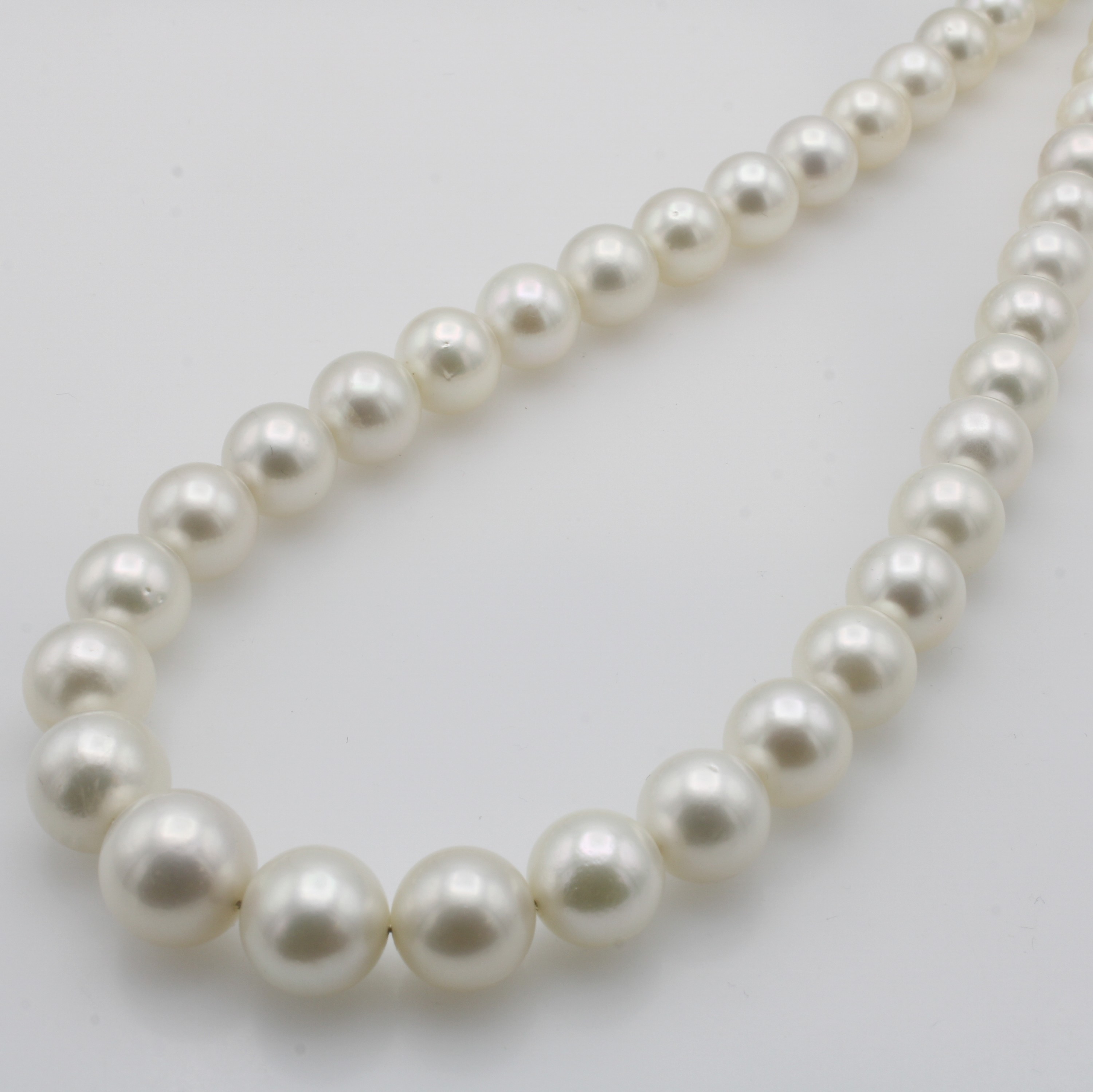 Image 27049996 - Südseeperlenstrang, im Verlauf gearb., weißePerlen ca. 10-13 mm, L. ca. 41.4 cm ...