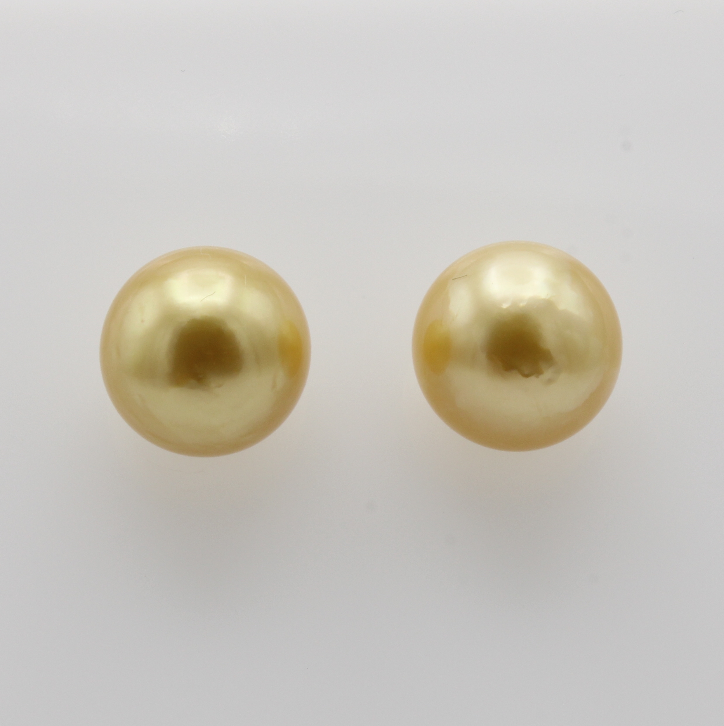 Image 27049999 - Paar Ohrstecker mit Südseeperlen, GG 750/000, 2 goldfarb. Perlen, D. ca. 13 mm ...