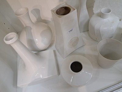 27049976a - 8 Vasen und 2 Schalen, KPM Berlin, 1960er Jahre, weiß, H. zwischen 8.5 und 19cm, ...