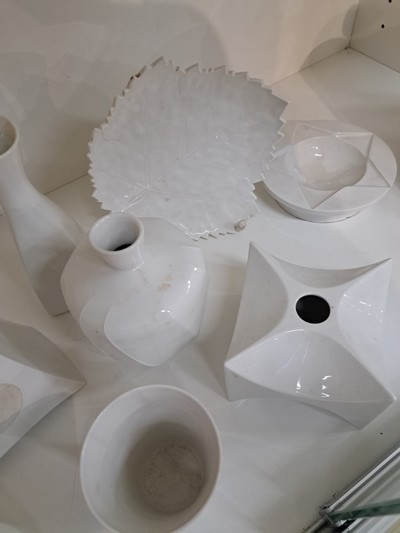 27049976b - 8 Vasen und 2 Schalen, KPM Berlin, 1960er Jahre, weiß, H. zwischen 8.5 und 19cm, ...