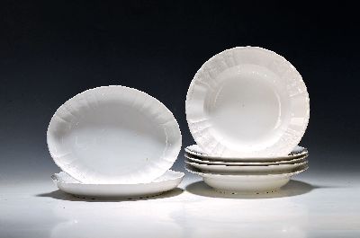 Image 5 tiefe Teller und zwei ovale Schalen, KPM Berlin, 1960er Jahre, weiß, Rocaillenrelief, ...