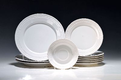 Image 10 Teller, KPM Berlin, 1960er Jahre, Modell Kurland, weiß, 3 flache Teller D. 25cm, 6 ...