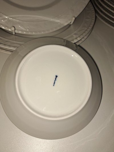 27049979a - 10 Teller, KPM Berlin, 1960er Jahre, Modell Kurland, weiß, 3 flache Teller D. 25cm, 6 ...