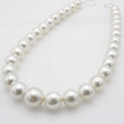 Image Südseezuchtperlstrang, im Verlauf gearb., weiße Perlen m. silbernen Übertönen, D. ...