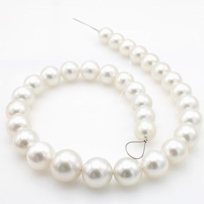 27049993a - Südseezuchtperlstrang, im Verlauf gearb., weiße Perlen m. silbernen Übertönen, D. ...