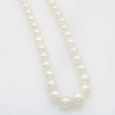 Image Südseeperlenkette, Kugelschl. GG 585/000, im Verlauf gearb., 51 weiße Perlen ca. 7-10 ...