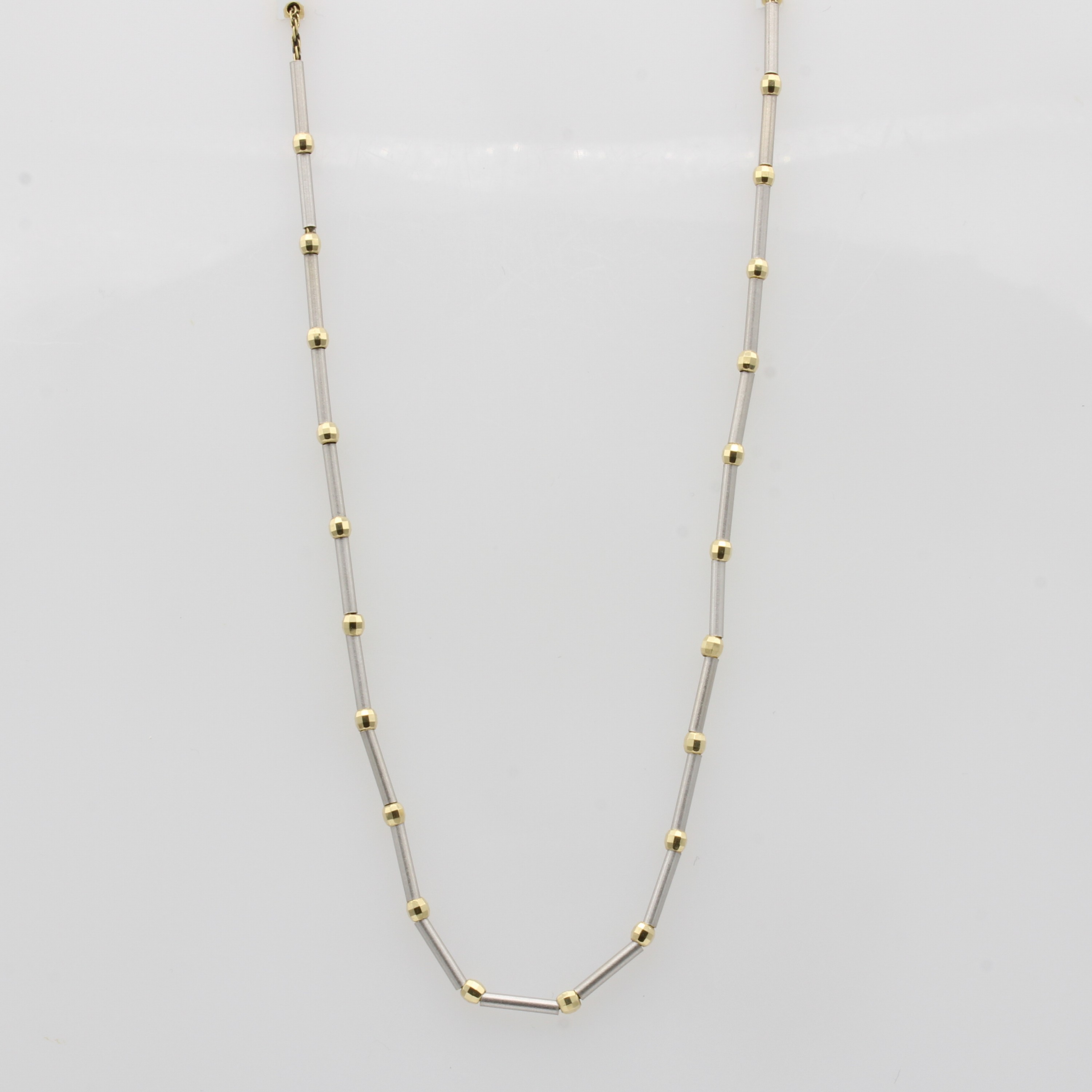 Image 27050004 - Collier, WG/GG 585/000, facett. GG Kügelchen als Zwischenteile, L. ca. 46 cm