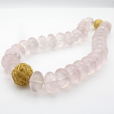27050002a - Rosenquarzcollier, Magnetschl. u. Zierdrat- kugel 925er Silber verg. z.T. sat. u. matt., ...