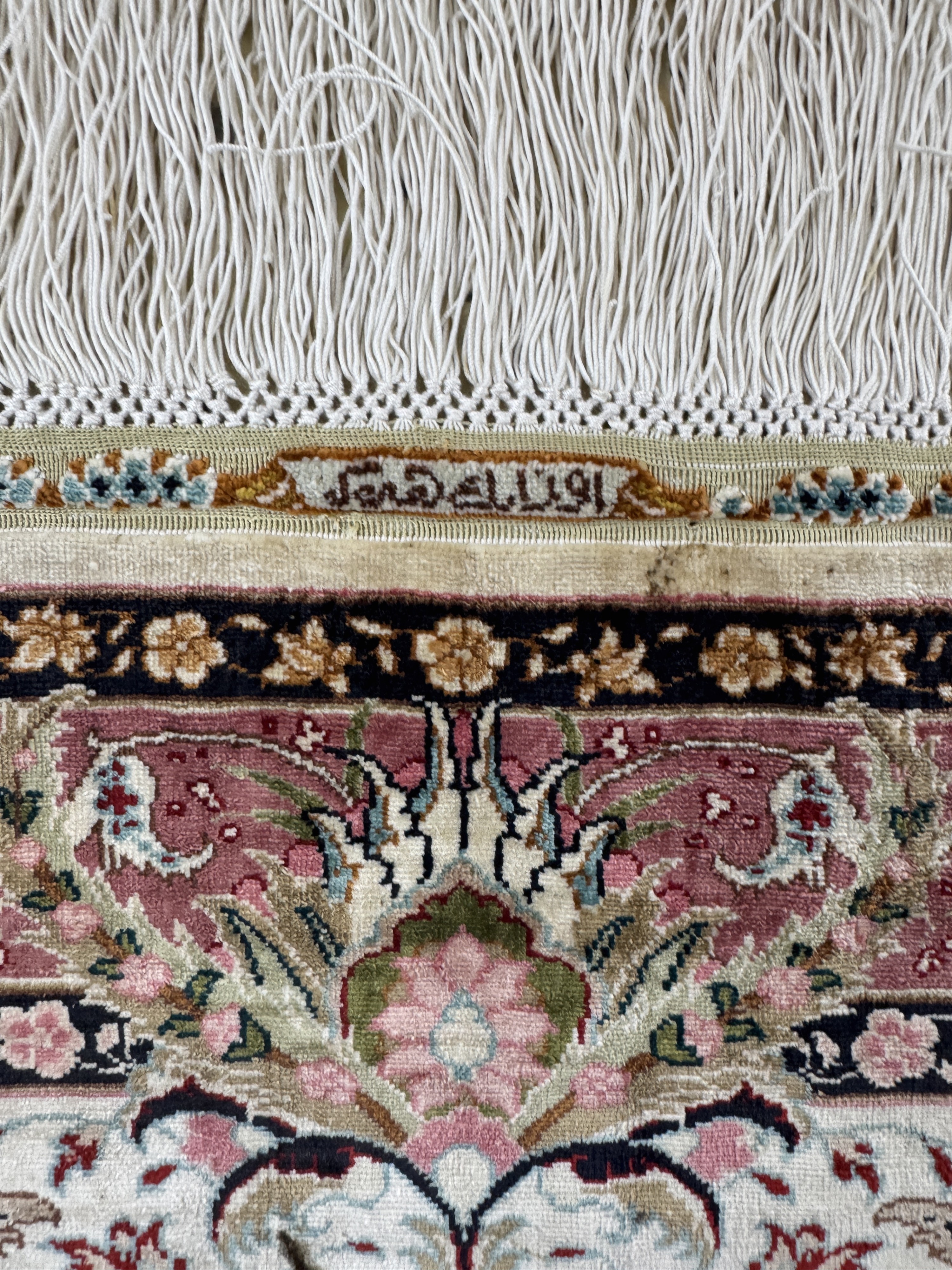 Detail e: Hereke Seide sehr fein, sign."Özipek, Türkei, Ende 20.Jhd., reine Naturseide, ca. 65x 51 cm, ca. 1,6 Mio. Kn/qm, EHZ: 1-2