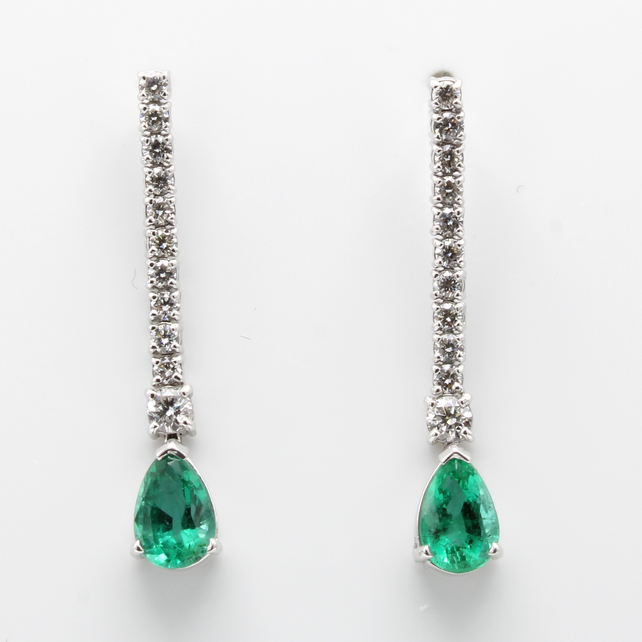 Image 27050133 - Paar Ohrstecker mit Smaragden und Brillanten, WG 750/000, 2 tropfenf. Smaragde zus. ca. ...