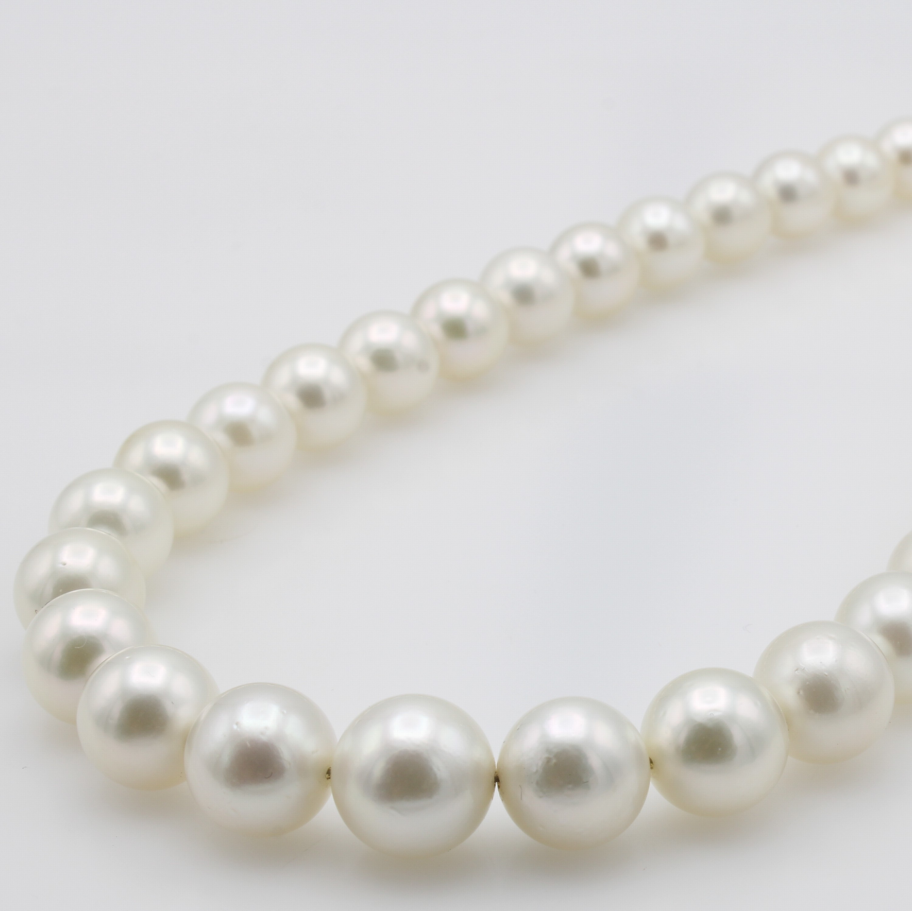 Image 27050136 - Südseezuchtperlstrang, 37 weiße Perlen im Verlauf, D. ca. 10-12.8 mm v. schönem ...