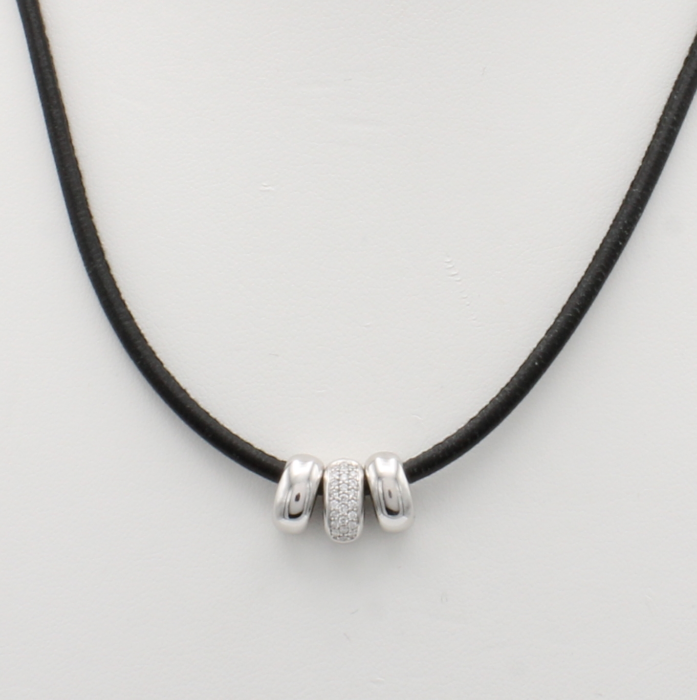 Image 27050142 - Collier mit Brillanten, WG 585/000, 3 ovale Ösen z.T. bes. m. Brill. zus. ca. 0.14 ct ...