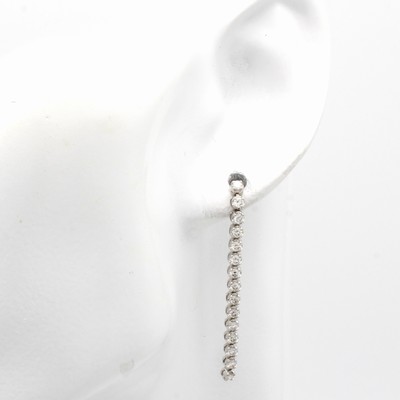 27050116a - Paar Ohrstecker mit Brillanten, WG 750/000, 30 Brill. im Verlauf gearb. zus. ca. 1,06 ct ...