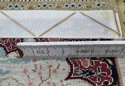 27050121f - Hereke Seide sehr fein, sign.´Özipek, Türkei, Ende 20.Jhd., reine Naturseide, ca. 65x ...