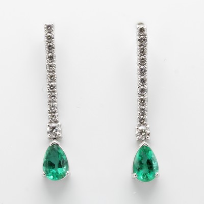 Image Paar Ohrstecker mit Smaragden und Brillanten, WG 750/000, 2 tropfenf. Smaragde zus. ca. ...
