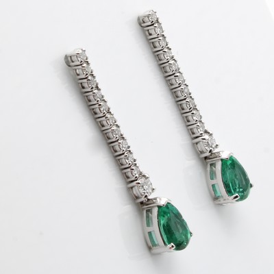 27050133a - Paar Ohrstecker mit Smaragden und Brillanten, WG 750/000, 2 tropfenf. Smaragde zus. ca. ...