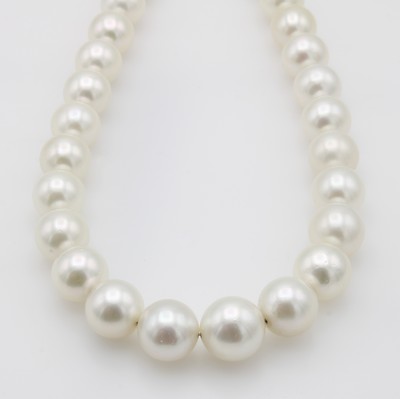 27050136a - Südseezuchtperlstrang, 37 weiße Perlen im Verlauf, D. ca. 10-12.8 mm v. schönem ...