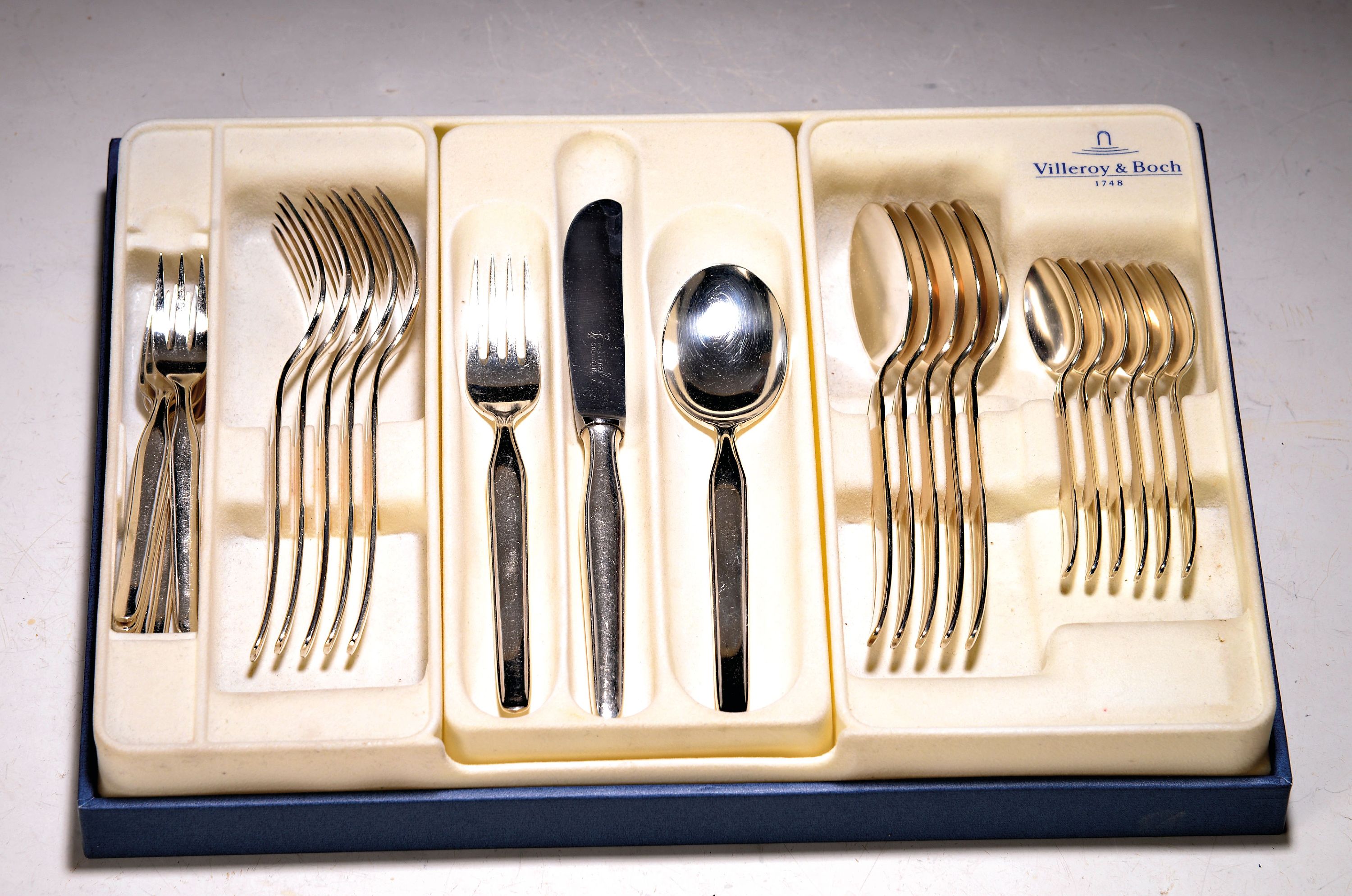 Image 27050311 - Speisebesteck für 12 Personen, Villeroy & Boch, 100er Versilberung, 12 Messer, 12 ...