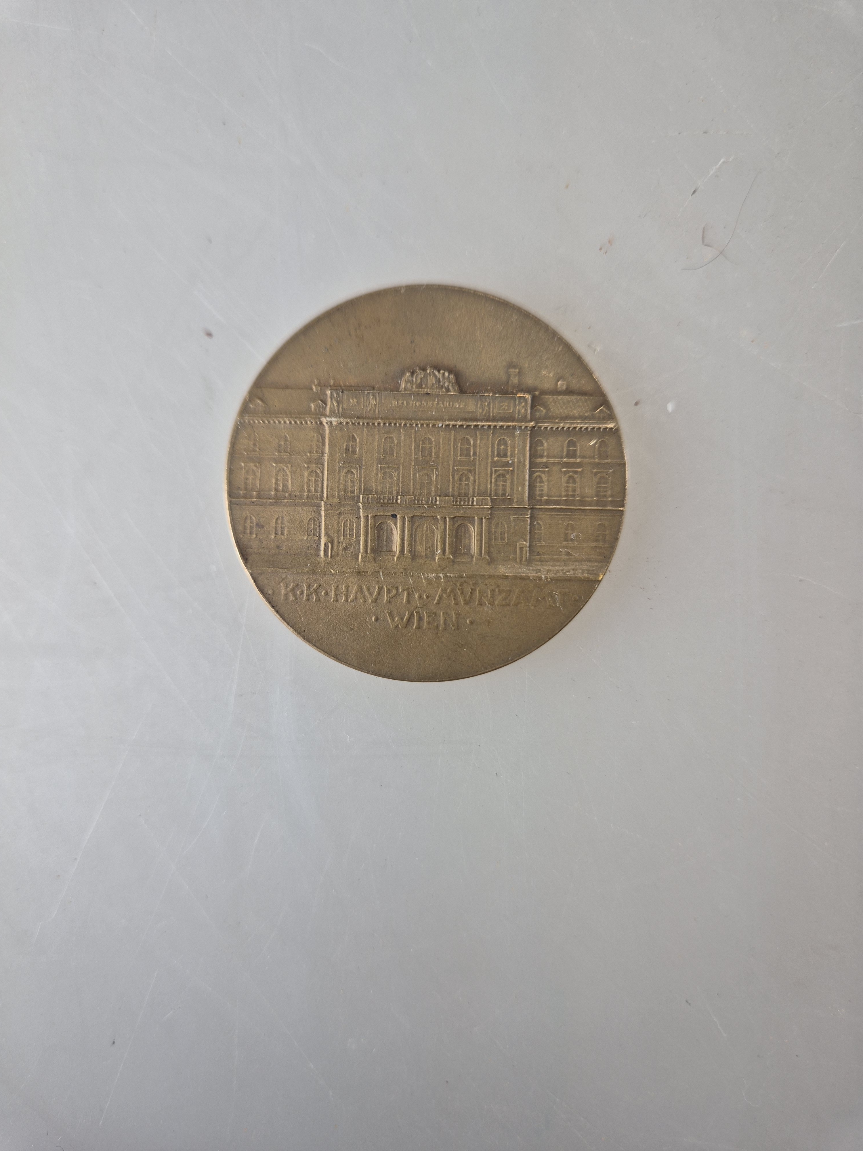 Detail a: Bronzemedaille, Richard Placht, 1880 Kratzau -1962 Wien, "K. K. Haupt-Münzamt Wien", 1920er-Jahre, avers: Front der Münze Österreich mit ...