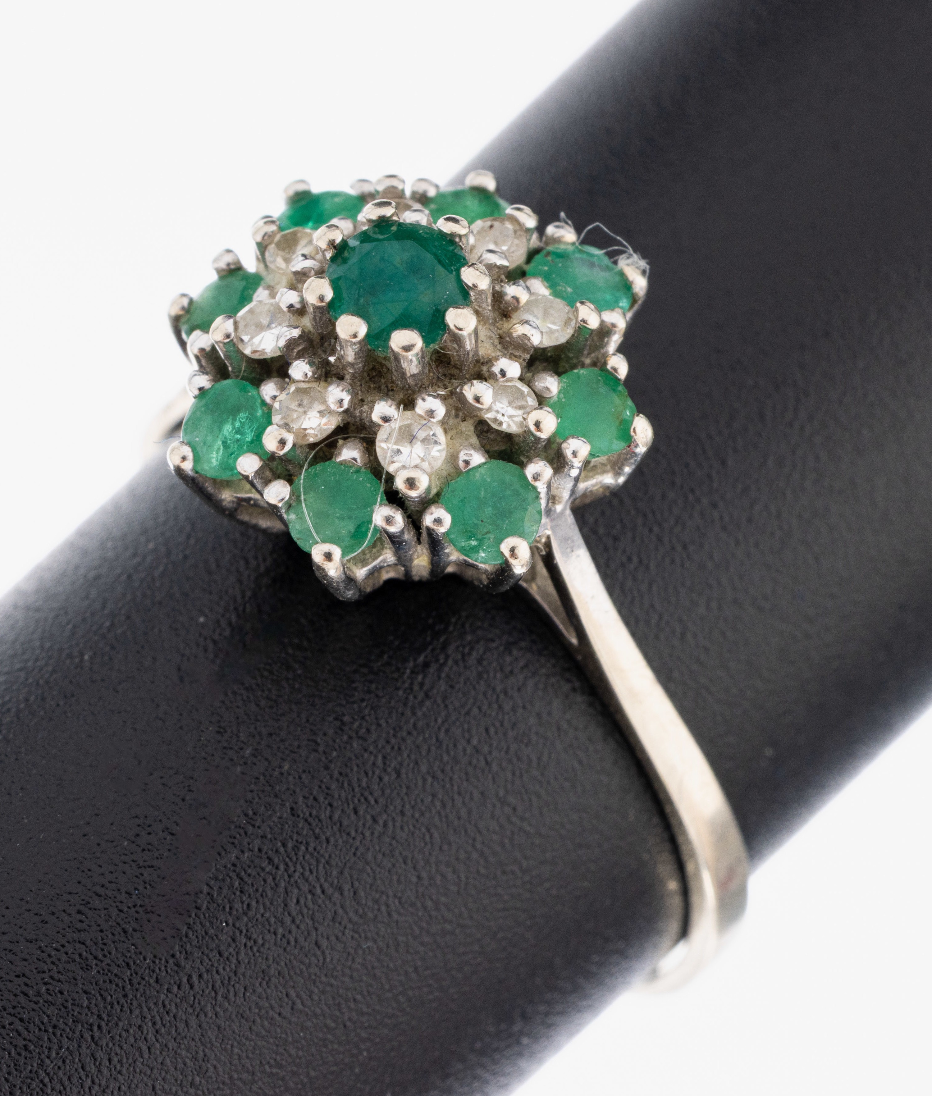 Image 27050320 - 14 kt Gold Smaragd-Diamant-Ring, WG 585/000, 9 rundfacett. Smaragde zus. ca. 0.50 ct, 8 ...