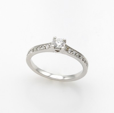 27050330a - Ring mit Brillanten, WG 585/000, Schiene halb bes. m. 19 Brill. zus. ca. 0.20 ct, ...