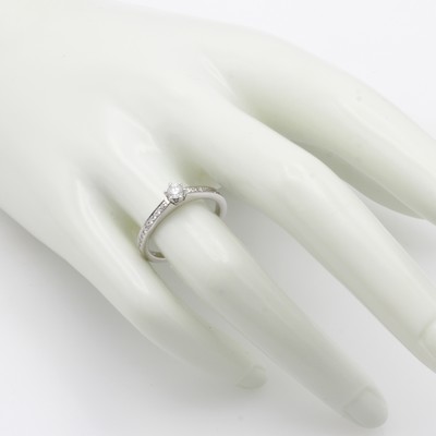 27050523a - Ring mit Brillanten, WG 750/000, Schiene halb bes. m. 23 Brill. zus. ca. 0.15 ct und 1 ...