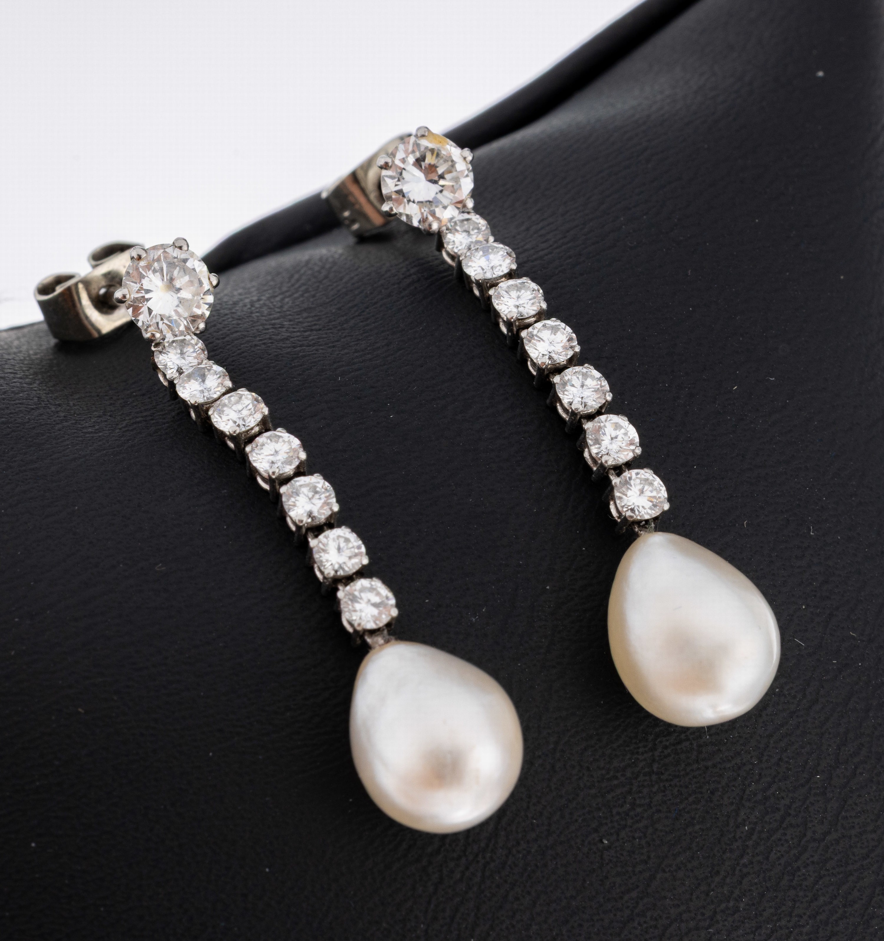 Image 27050609 - Paar 18 kt Gold Brillant-Perl-Ohrstecker, WG 750/000, länglich beweglich gearbeitet, ...