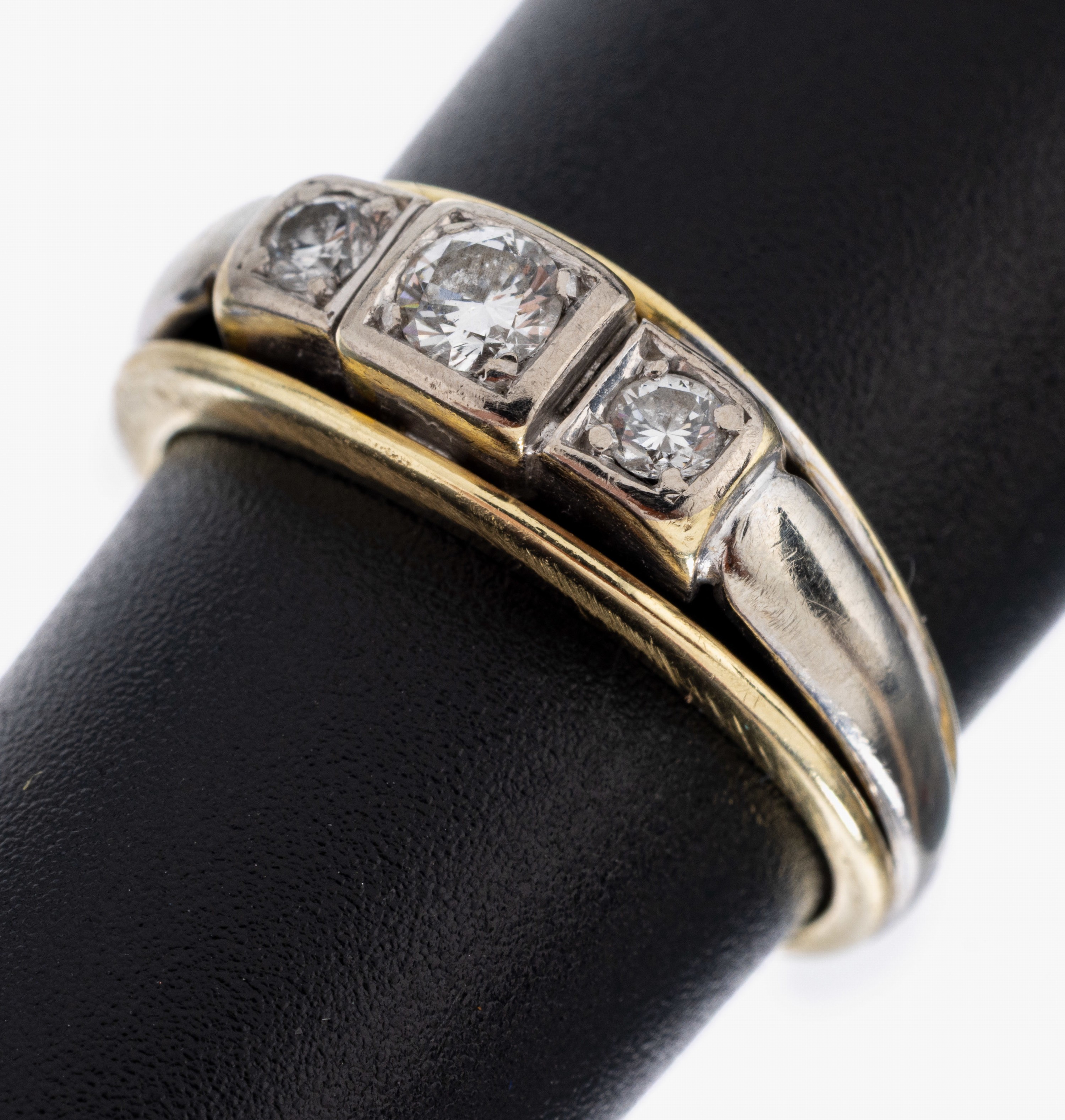 Image 27050611 - 14 kt Gold Brillant-Ring, 1950er Jahre, GG/WG 585/000, 3 Brillanten zus. ca. 0.25 ct ...