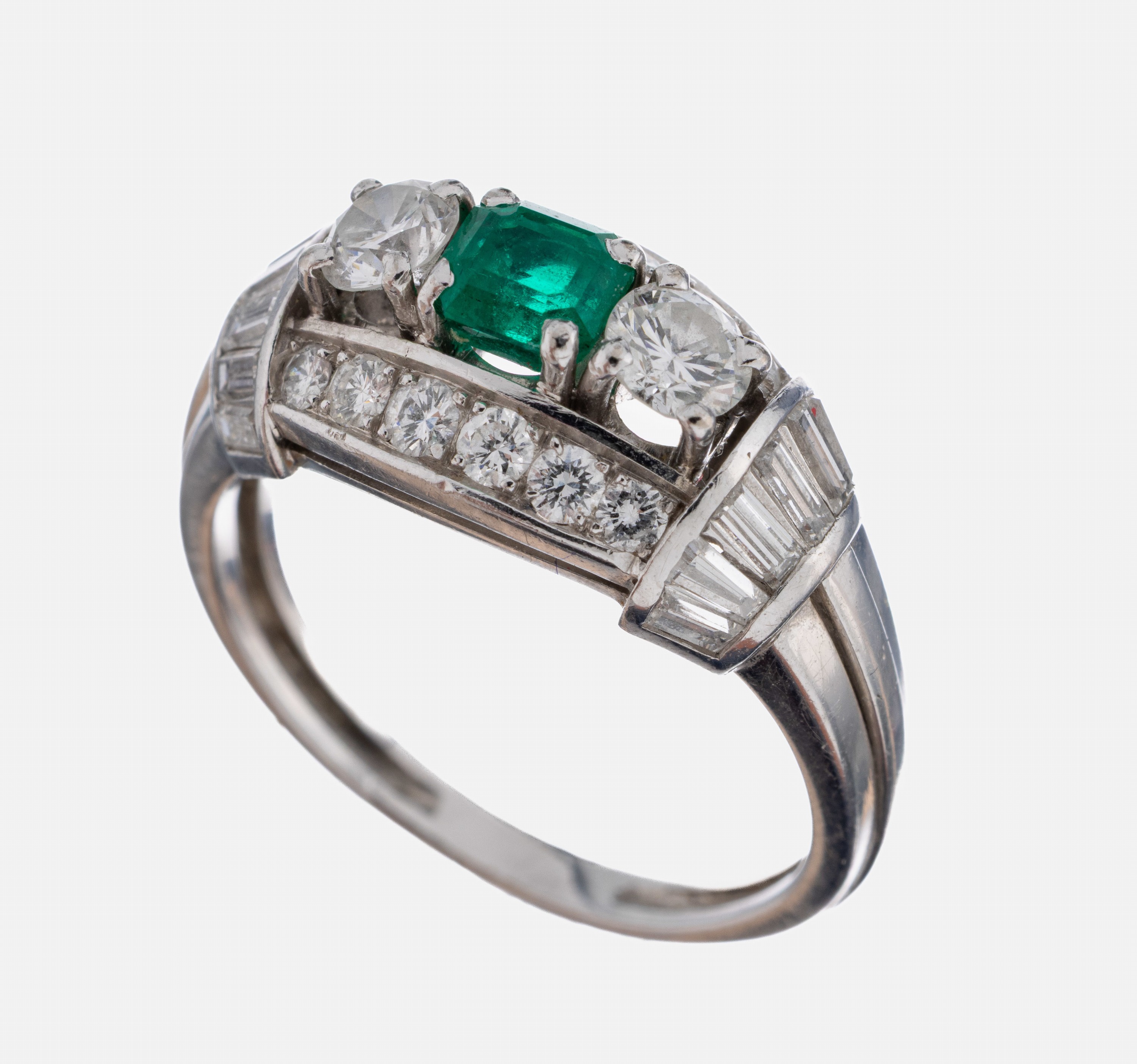 Image 27050612 - 18 kt Gold Smaragd-Diamant-Ring, WG 750/000, Smaragd im Emerald-Cut ca. 0.35 ct, 14 ...