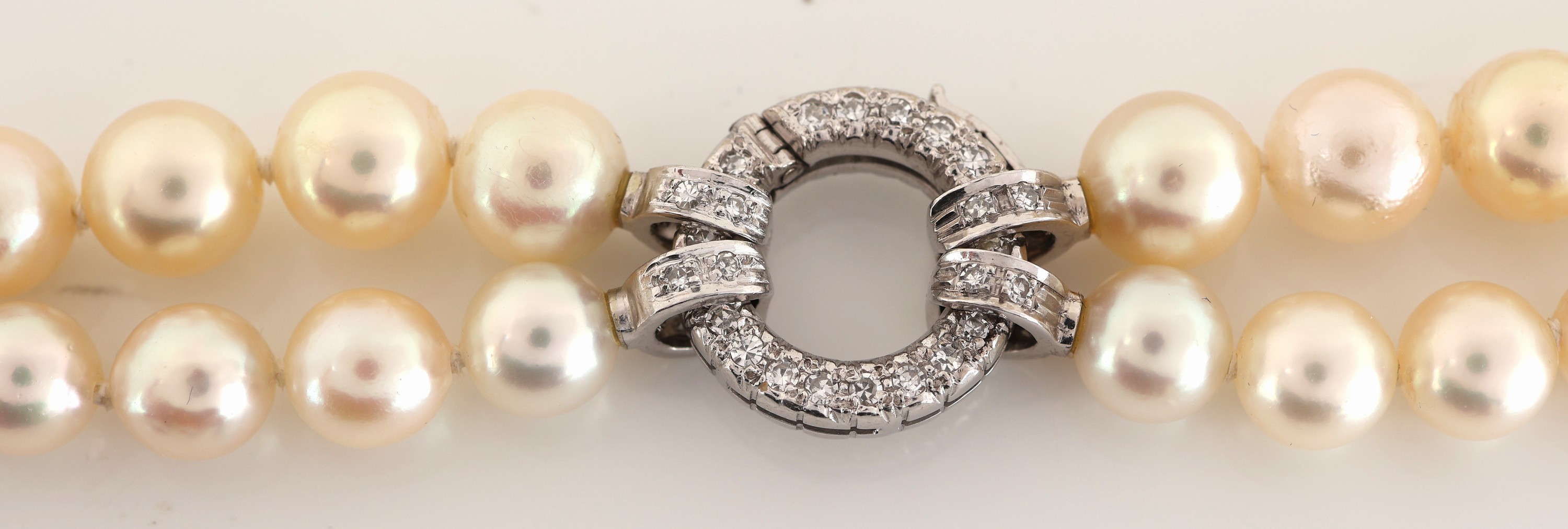 Detail a: Perl-Collier mit 14 kt Gold Diamant- Schmuckschließe, WG 585/000, 2-rhg. Akoyazuchtperlen, D. ca. 7.0-8.5 mm, runde Klappschließe mit ...