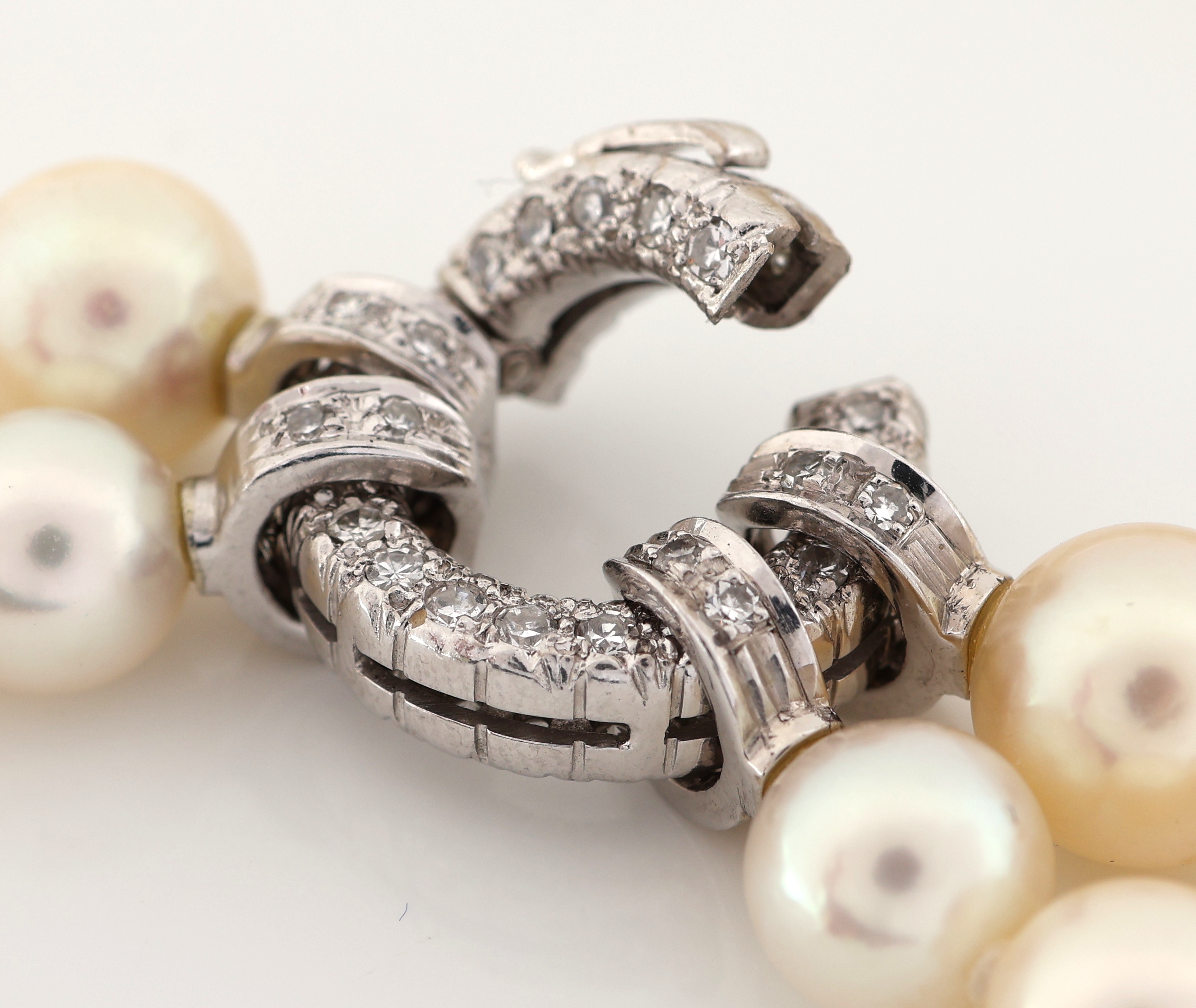 Detail b: Perl-Collier mit 14 kt Gold Diamant- Schmuckschließe, WG 585/000, 2-rhg. Akoyazuchtperlen, D. ca. 7.0-8.5 mm, runde Klappschließe mit ...