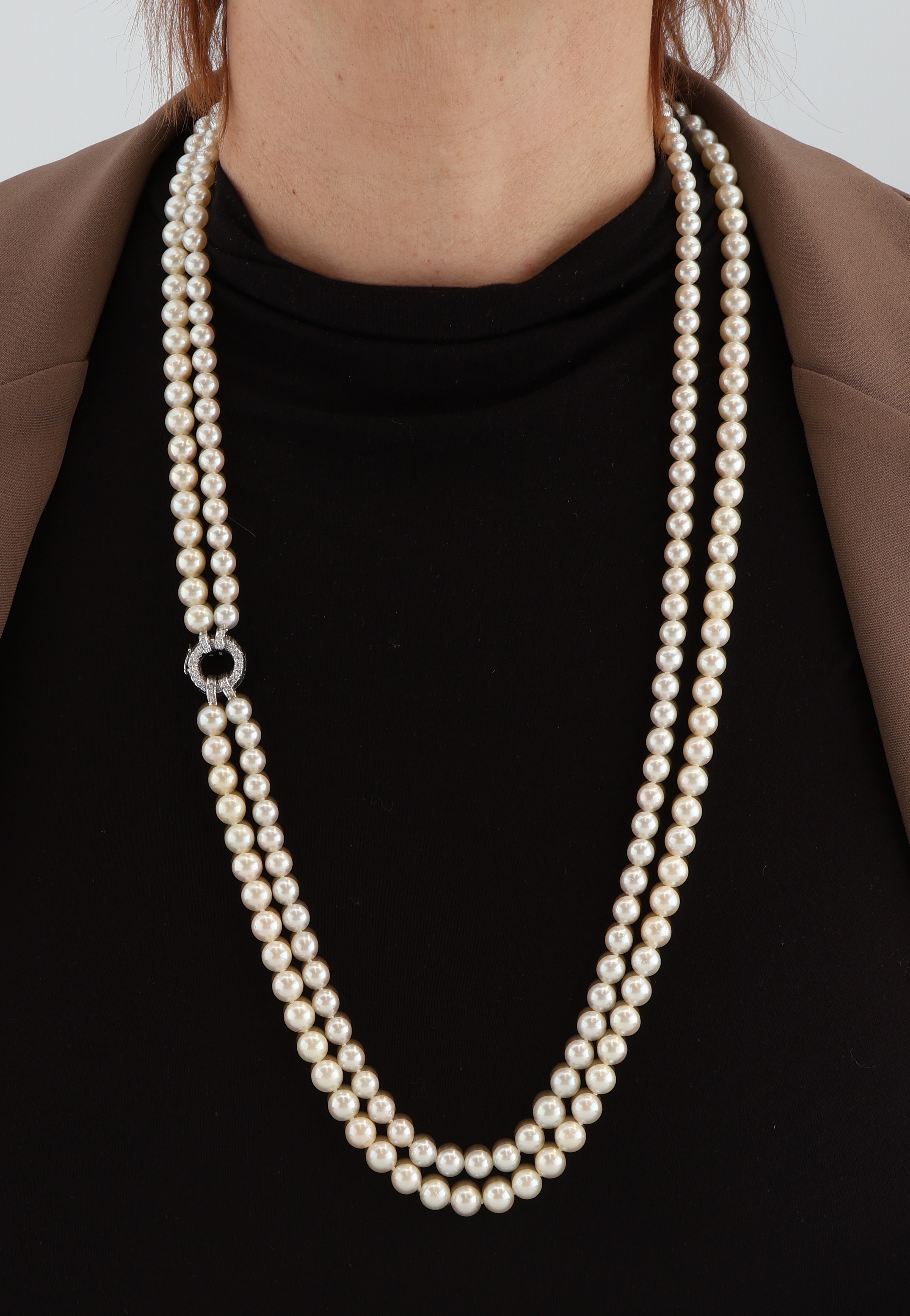 Detail d: Perl-Collier mit 14 kt Gold Diamant- Schmuckschließe, WG 585/000, 2-rhg. Akoyazuchtperlen, D. ca. 7.0-8.5 mm, runde Klappschließe mit ...