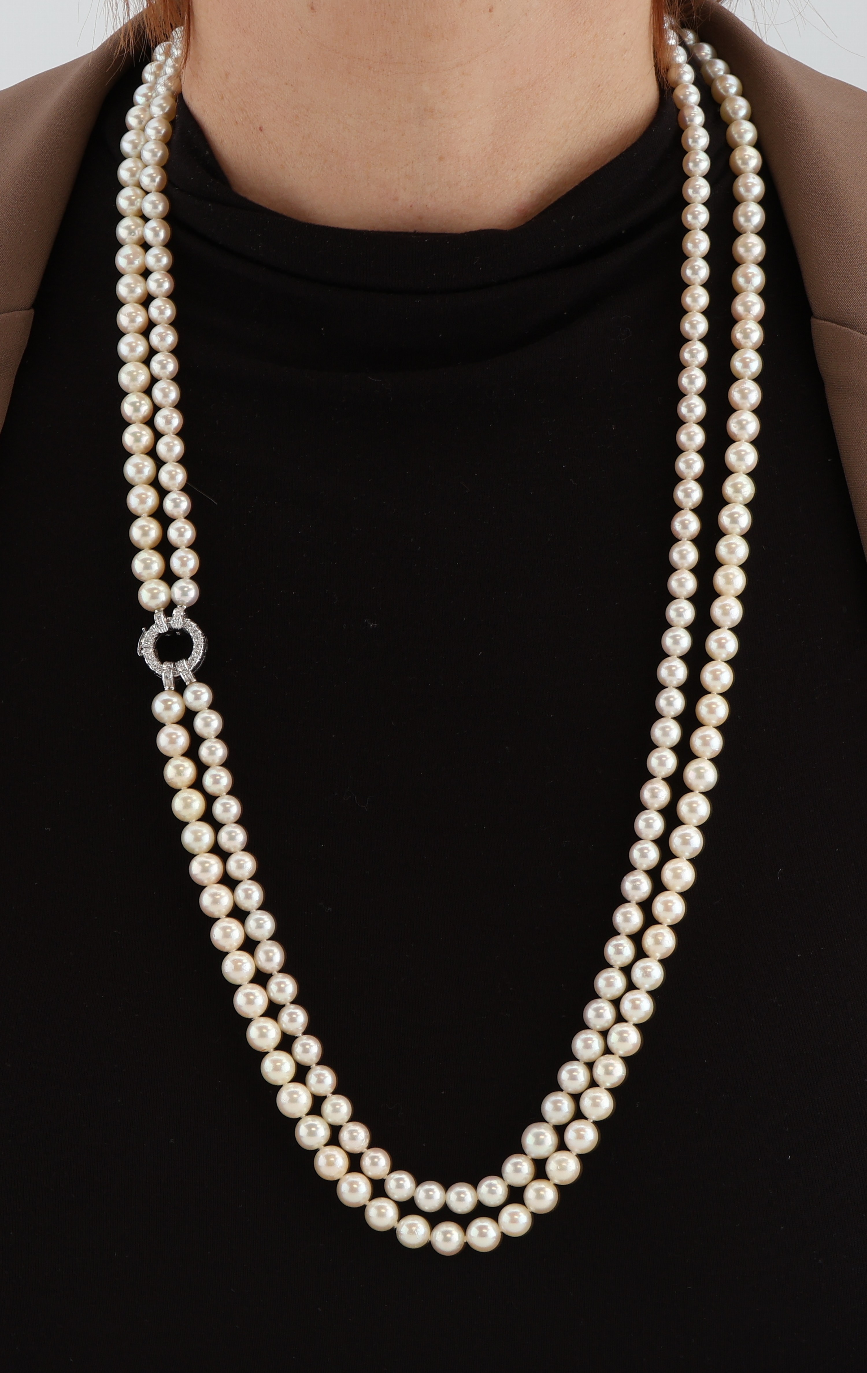 Detail e: Perl-Collier mit 14 kt Gold Diamant- Schmuckschließe, WG 585/000, 2-rhg. Akoyazuchtperlen, D. ca. 7.0-8.5 mm, runde Klappschließe mit ...