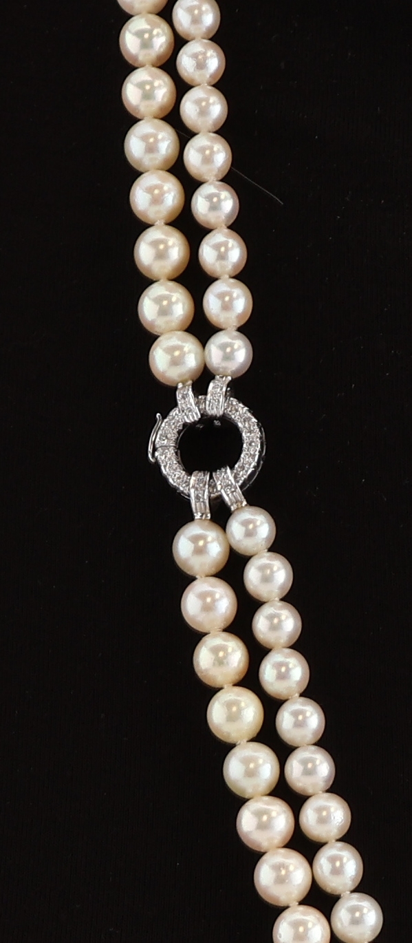 Detail f: Perl-Collier mit 14 kt Gold Diamant- Schmuckschließe, WG 585/000, 2-rhg. Akoyazuchtperlen, D. ca. 7.0-8.5 mm, runde Klappschließe mit ...