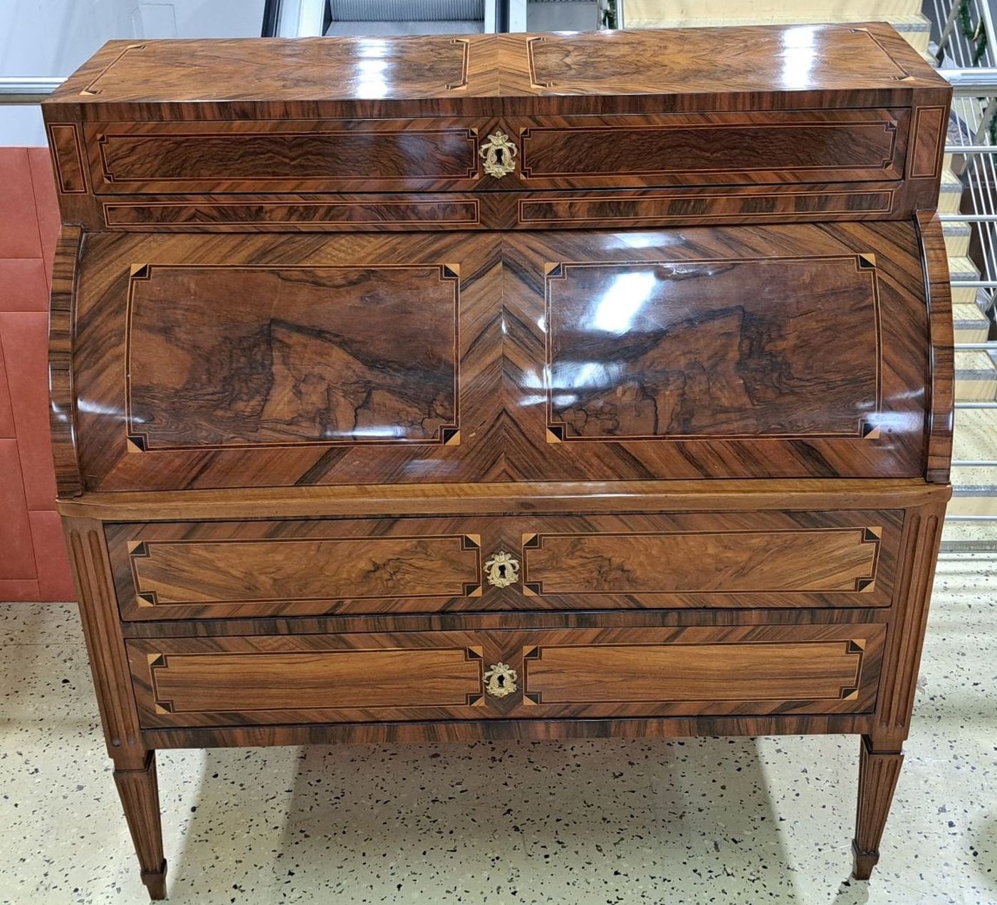 Detail b: Zylinderbüro/Schreibsekretär, Louis-Seize, um 1780, Nußbaumfurnier, dreischübiger Korpus mit herausziehbarer Schreibplatte, mit Mechanismus der ...