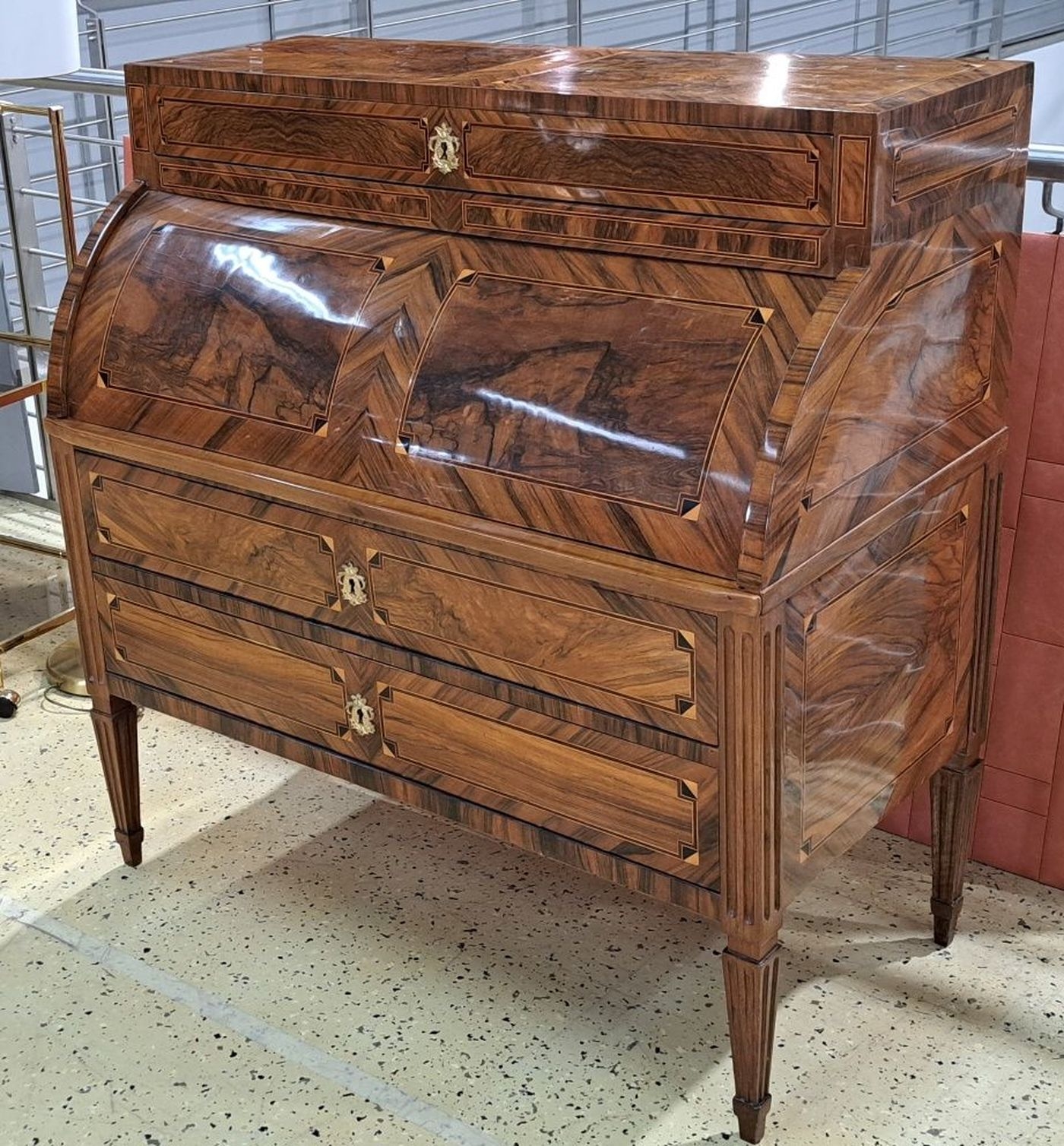 Detail c: Zylinderbüro/Schreibsekretär, Louis-Seize, um 1780, Nußbaumfurnier, dreischübiger Korpus mit herausziehbarer Schreibplatte, mit Mechanismus der ...
