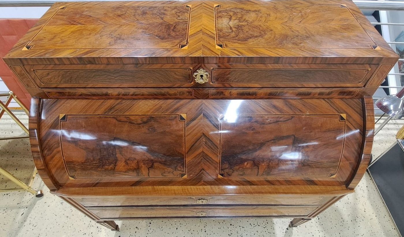 Detail d: Zylinderbüro/Schreibsekretär, Louis-Seize, um 1780, Nußbaumfurnier, dreischübiger Korpus mit herausziehbarer Schreibplatte, mit Mechanismus der ...