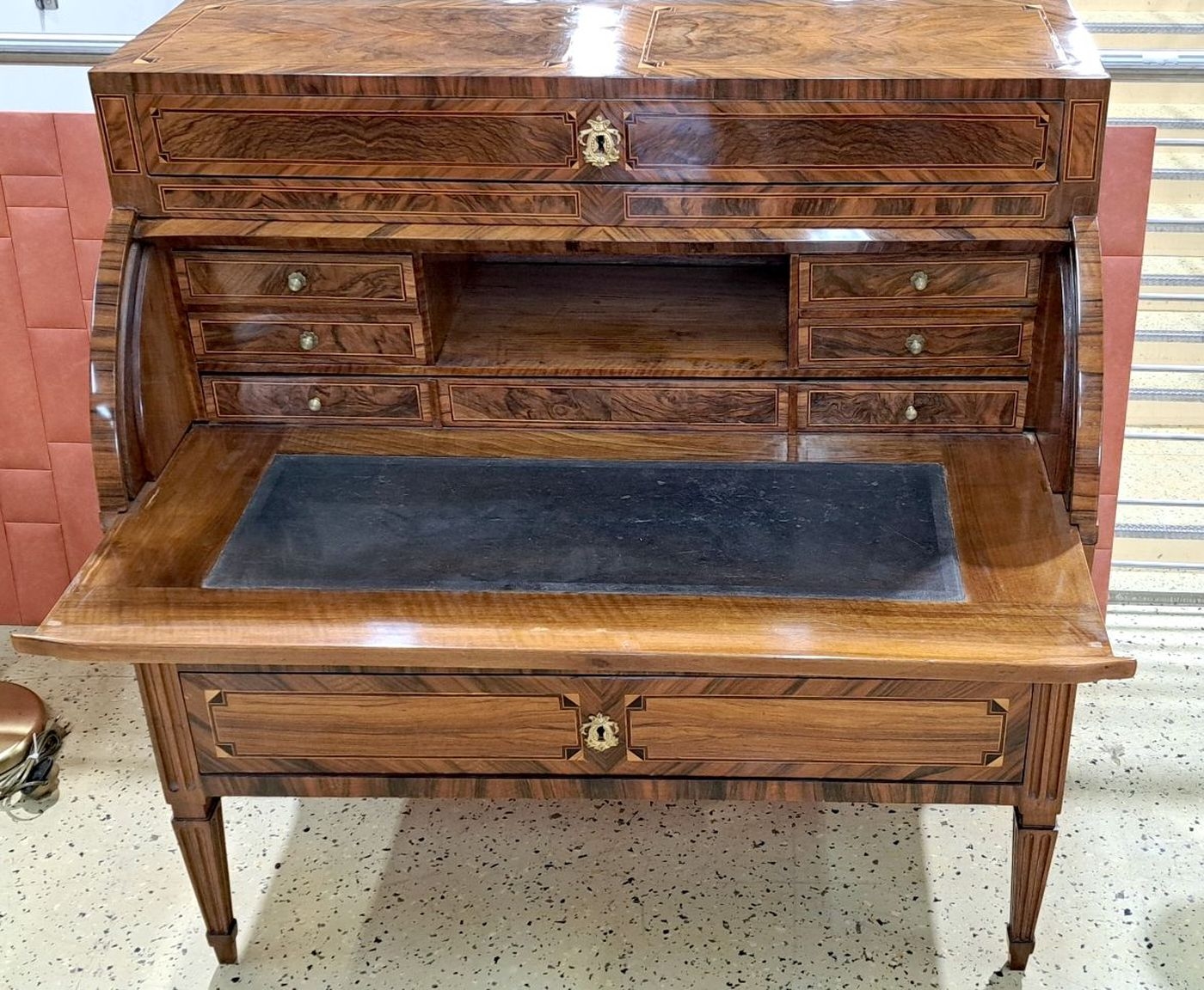 Detail e: Zylinderbüro/Schreibsekretär, Louis-Seize, um 1780, Nußbaumfurnier, dreischübiger Korpus mit herausziehbarer Schreibplatte, mit Mechanismus der ...