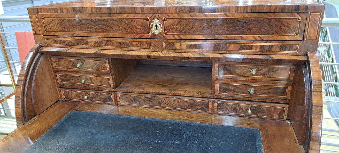 Detail f: Zylinderbüro/Schreibsekretär, Louis-Seize, um 1780, Nußbaumfurnier, dreischübiger Korpus mit herausziehbarer Schreibplatte, mit Mechanismus der ...