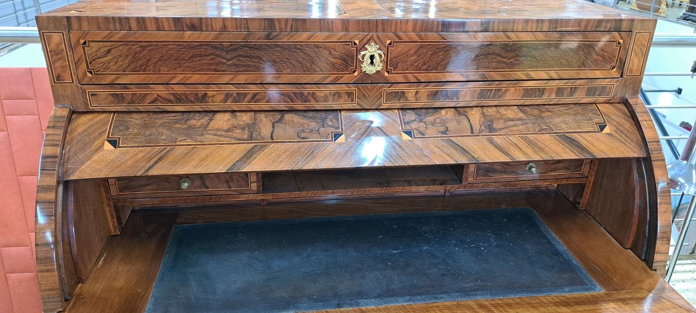 Detail g: Zylinderbüro/Schreibsekretär, Louis-Seize, um 1780, Nußbaumfurnier, dreischübiger Korpus mit herausziehbarer Schreibplatte, mit Mechanismus der ...