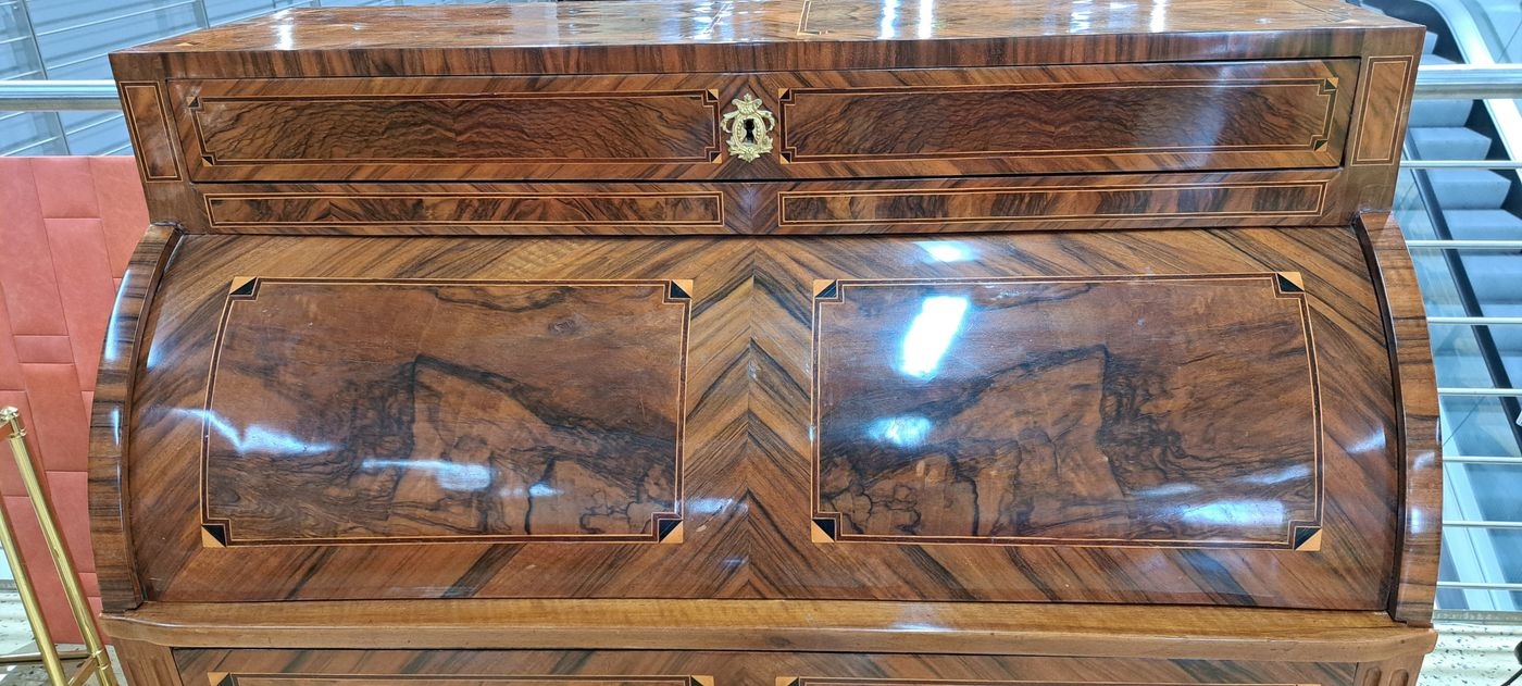 Detail h: Zylinderbüro/Schreibsekretär, Louis-Seize, um 1780, Nußbaumfurnier, dreischübiger Korpus mit herausziehbarer Schreibplatte, mit Mechanismus der ...