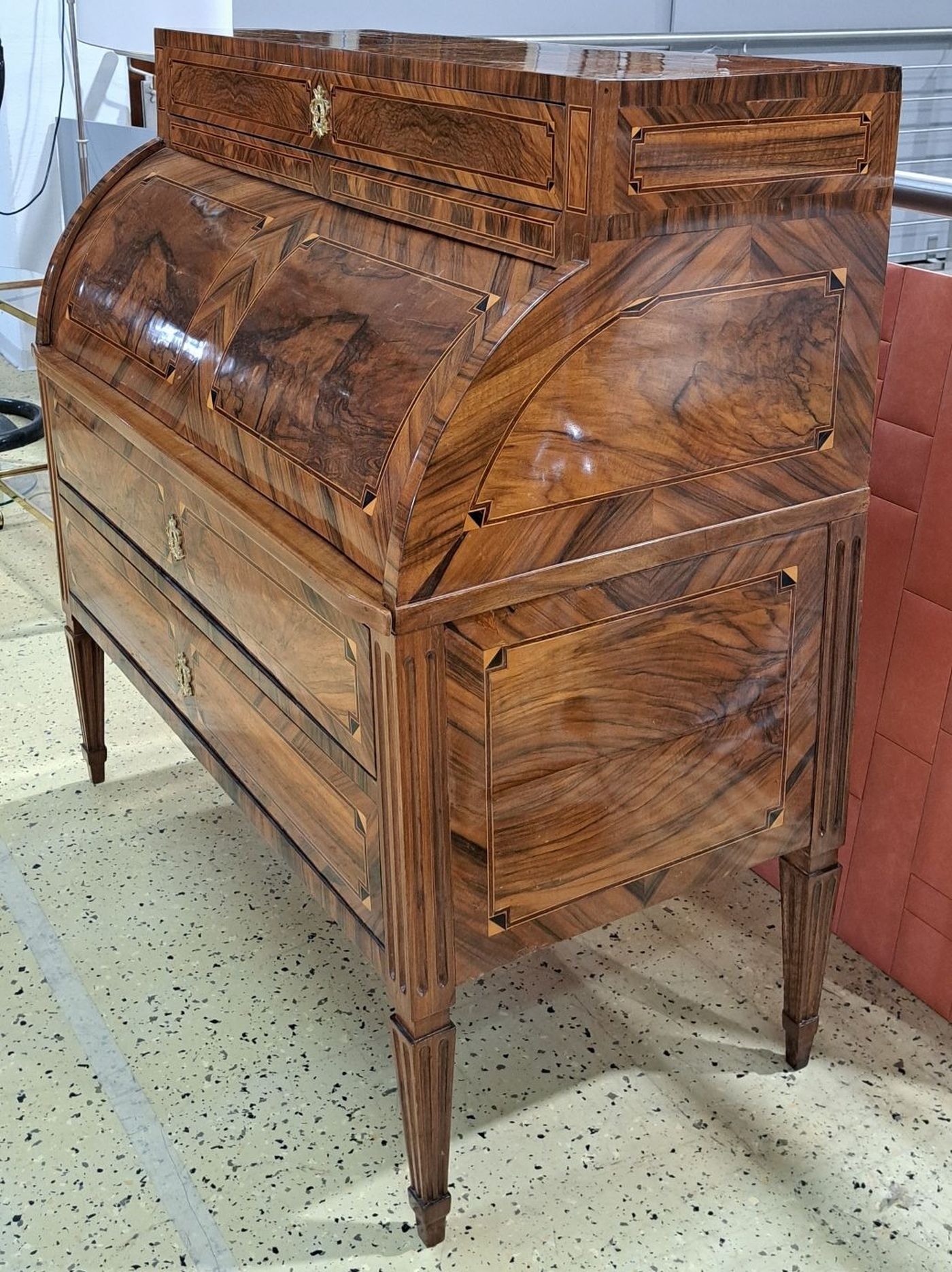 Detail i: Zylinderbüro/Schreibsekretär, Louis-Seize, um 1780, Nußbaumfurnier, dreischübiger Korpus mit herausziehbarer Schreibplatte, mit Mechanismus der ...