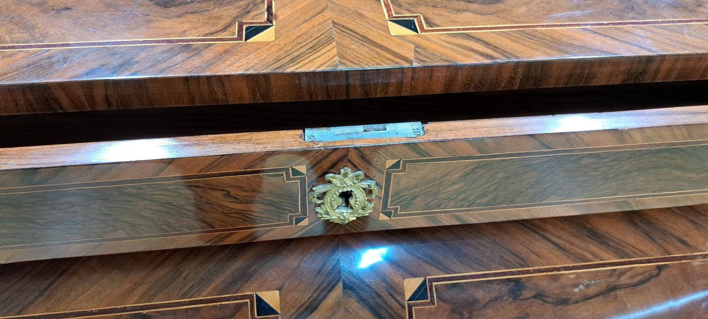 Detail j: Zylinderbüro/Schreibsekretär, Louis-Seize, um 1780, Nußbaumfurnier, dreischübiger Korpus mit herausziehbarer Schreibplatte, mit Mechanismus der ...