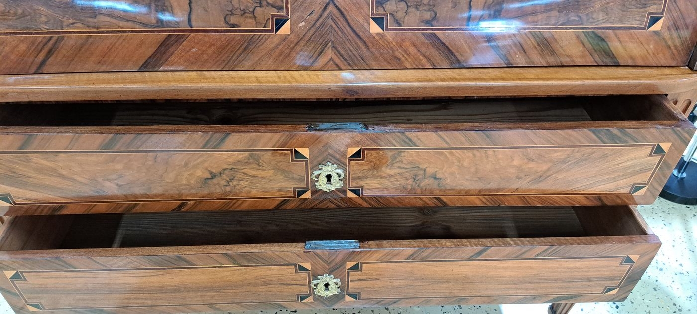Detail k: Zylinderbüro/Schreibsekretär, Louis-Seize, um 1780, Nußbaumfurnier, dreischübiger Korpus mit herausziehbarer Schreibplatte, mit Mechanismus der ...