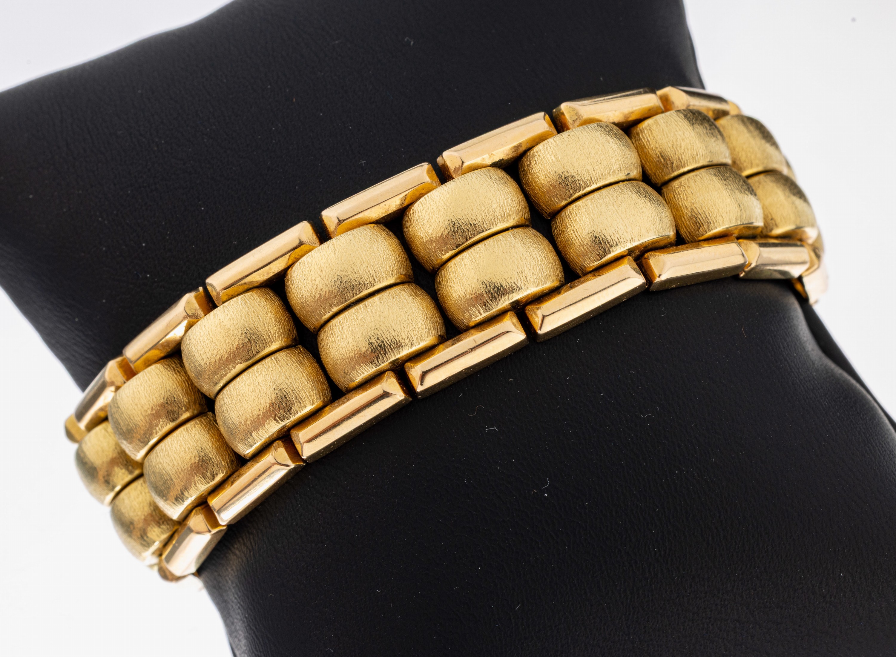 Image 27050629 - 18 kt Gold Armband, GG 750/000, strukt. undpol., B. ca 2 cm, L. ca. 19 cm, ...
