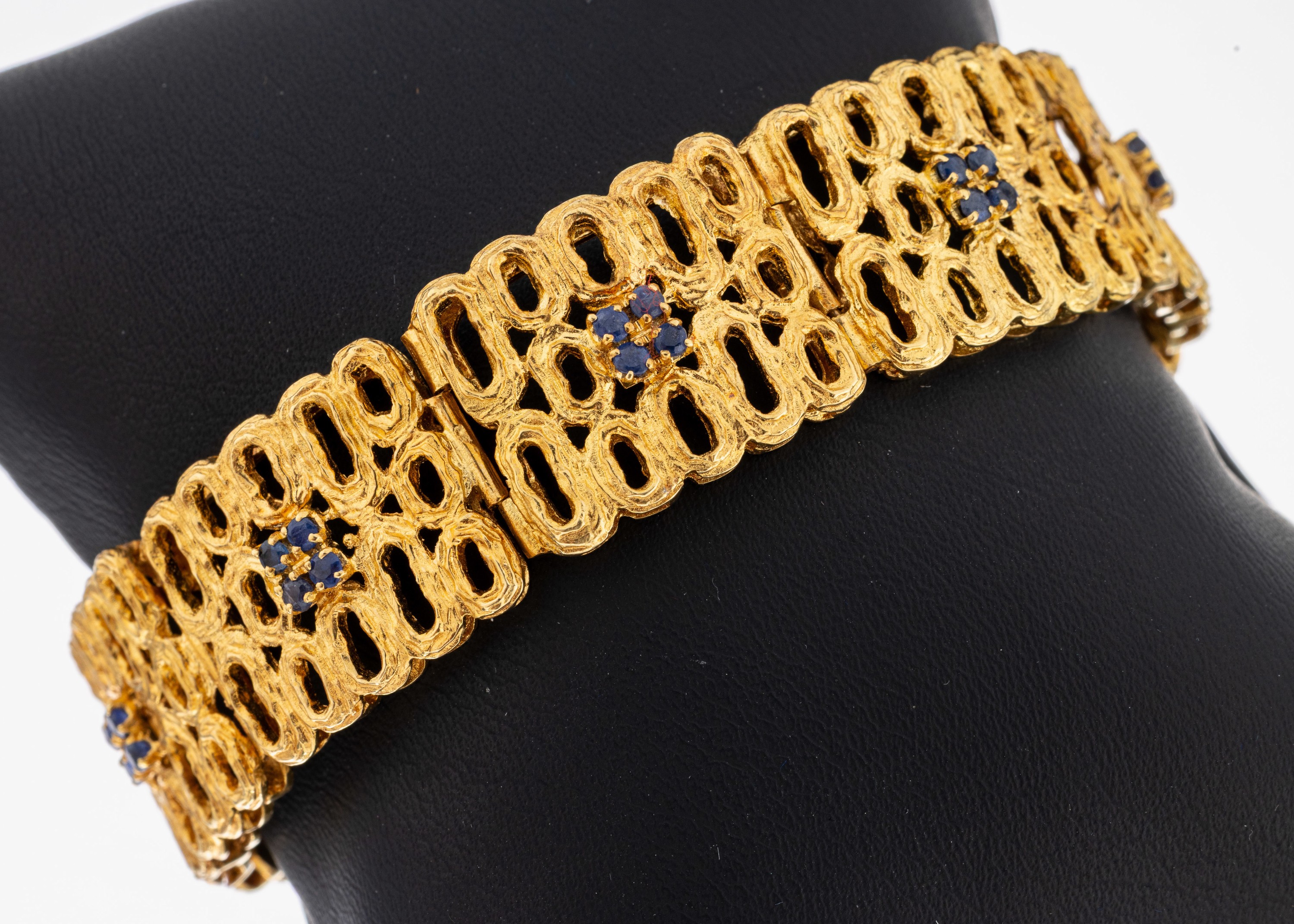 Image 27050630 - 18 kt gold sapphire-bracelet , YG 750/000, surface struct., links fret worked made of ...