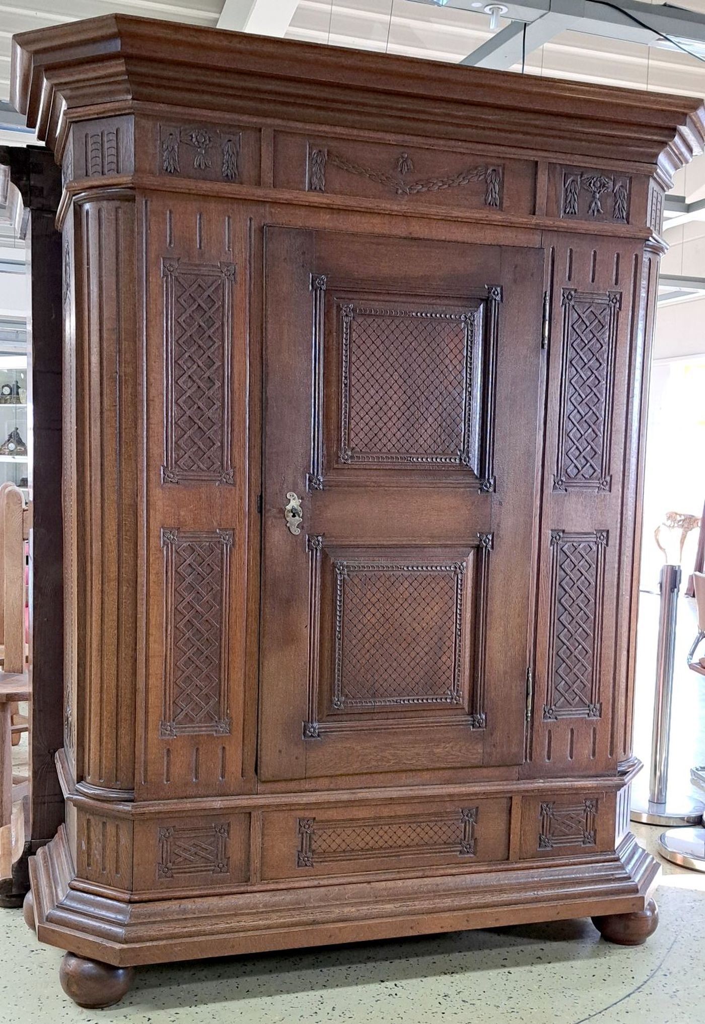Detail b: Louis-Seize Schrank, um 1780, Eiche massiv, eintürig, feine Reliefschnitzereien auf der Front und den Seiten, angedeutete Viertelsäulen, weit ...