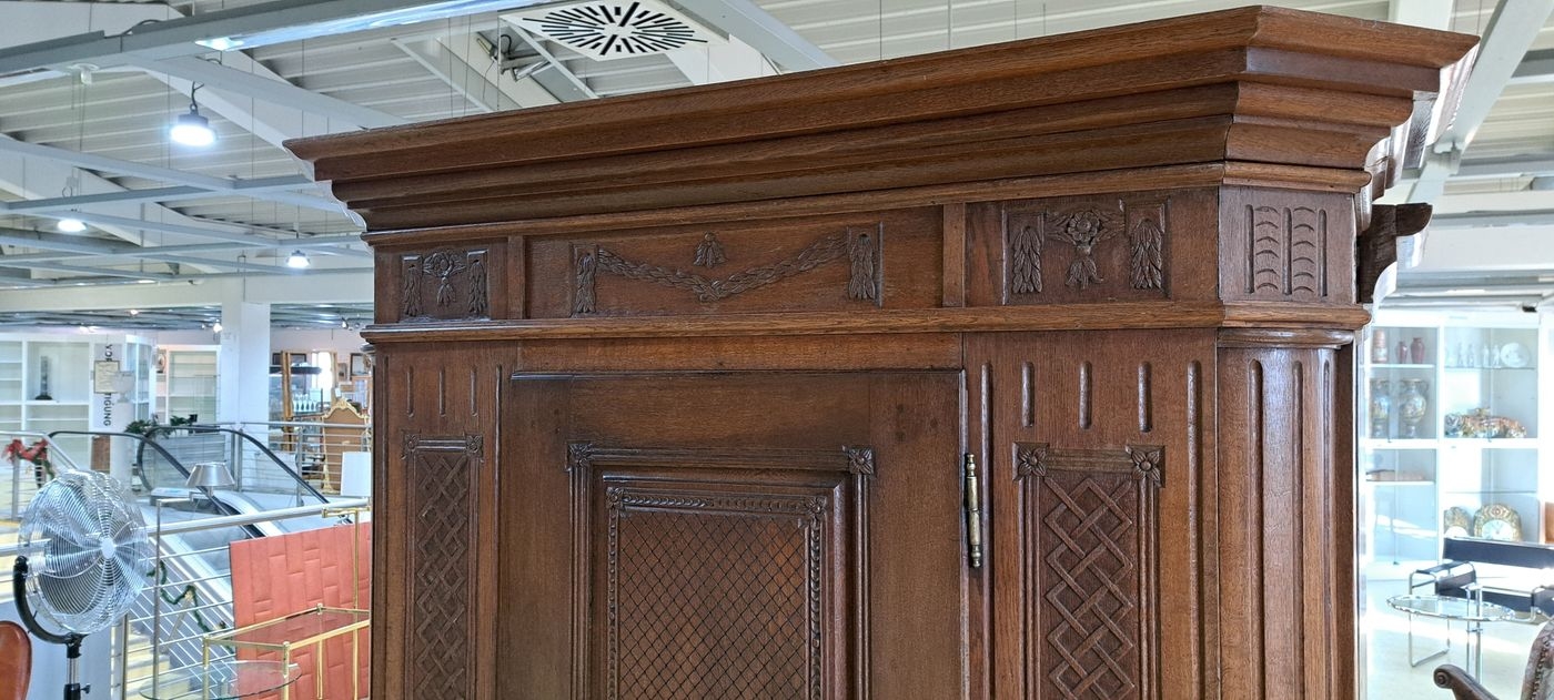 Detail c: Louis-Seize Schrank, um 1780, Eiche massiv, eintürig, feine Reliefschnitzereien auf der Front und den Seiten, angedeutete Viertelsäulen, weit ...